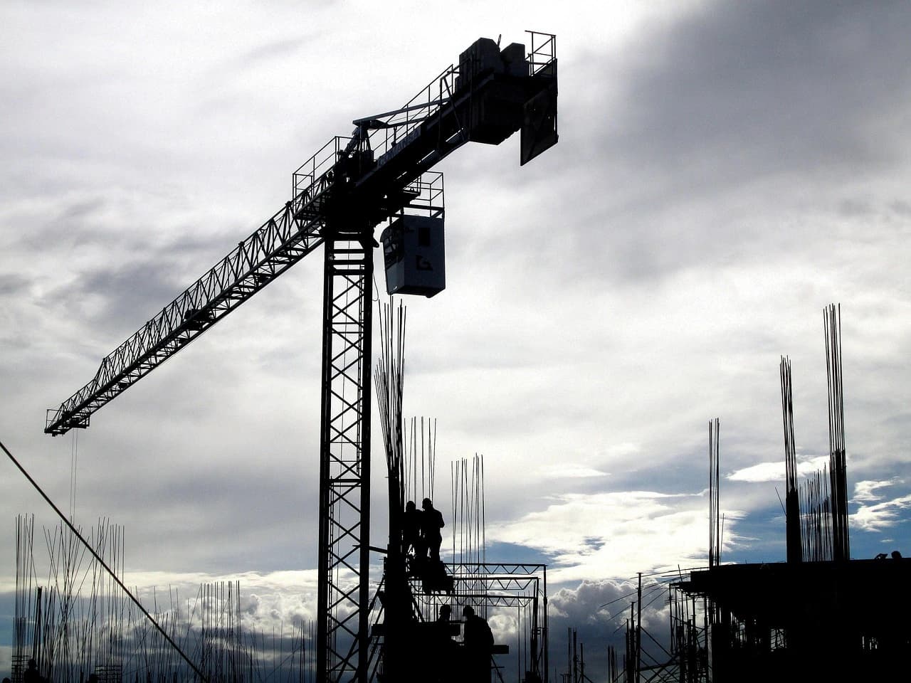 Modernos edificios corporativos y residenciales elevándose hacia el cielo