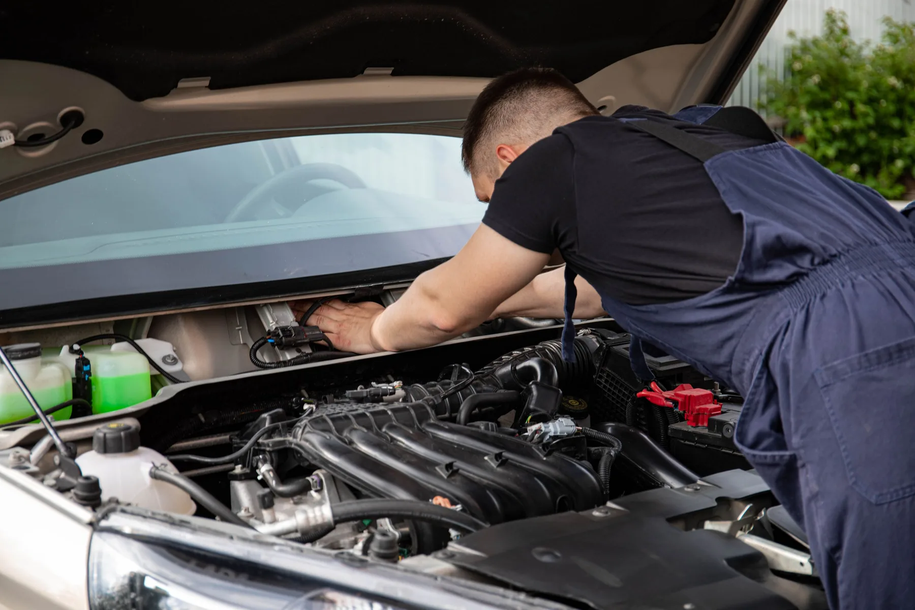 Mecánico revisando el motor de un vehículo de combustión