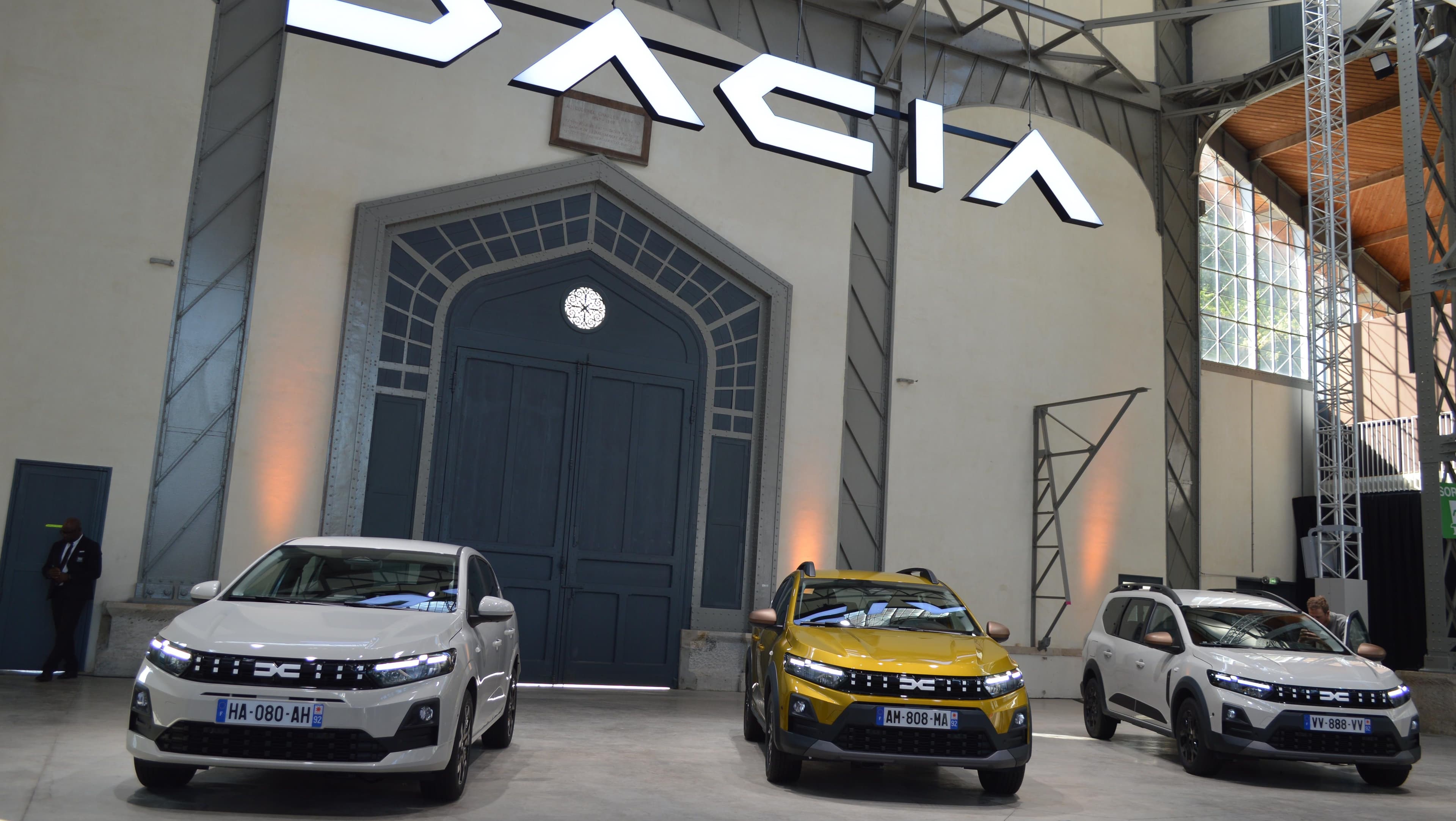 Portada: 1.590 km sin parar: la hazaña que pone a Sandero y Logan en otra liga