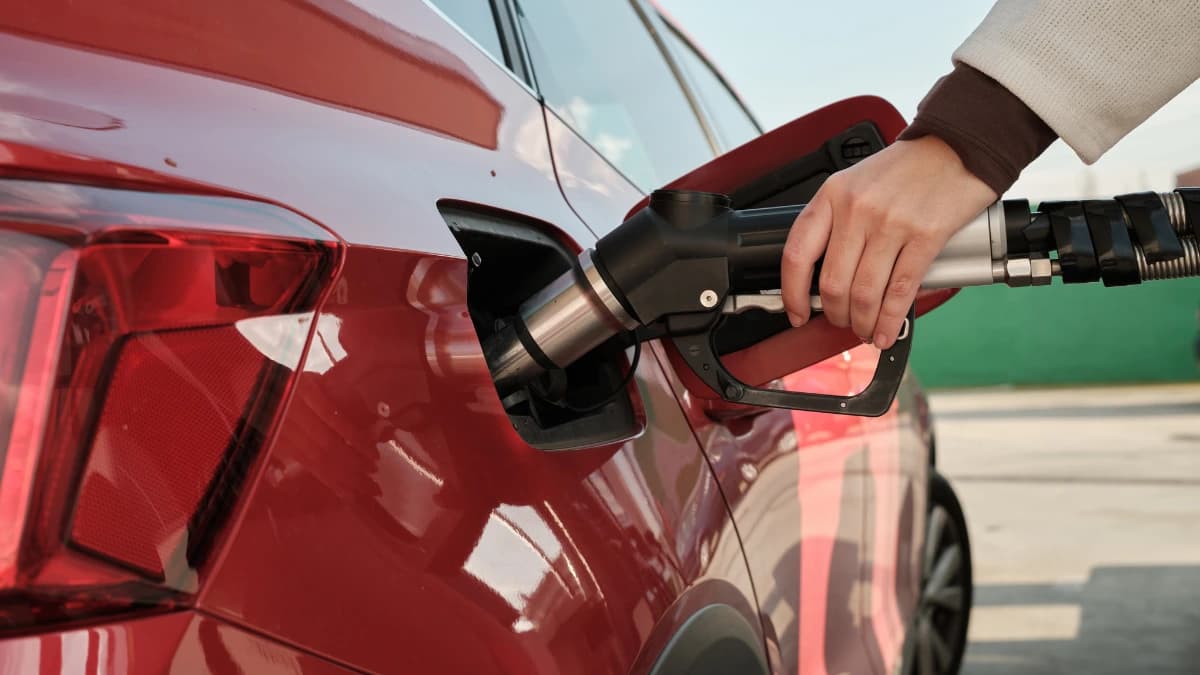 Portada: ¡Alerta Billetera 2026! Cómo el Precio de la Gasolina en Colombia Cambia las Reglas para Comprar Carro (Nuevo vs. Usado)