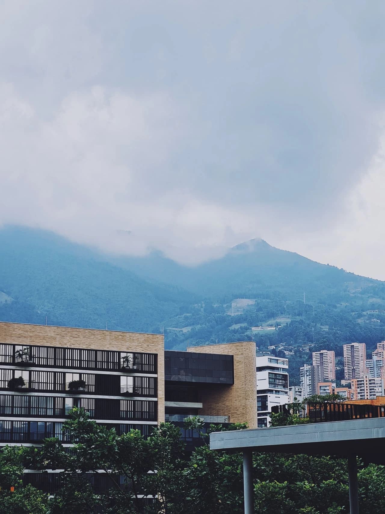 Perspectiva de modernos edificios corporativos y residenciales en la ciudad