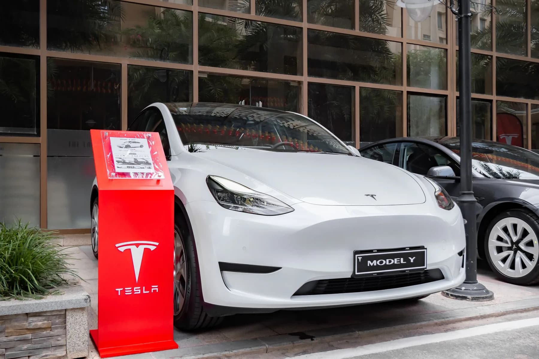 Los carros más vendidos en Colombia en 2026: el Tesla Model Y manda y el eléctrico ya es mercado real