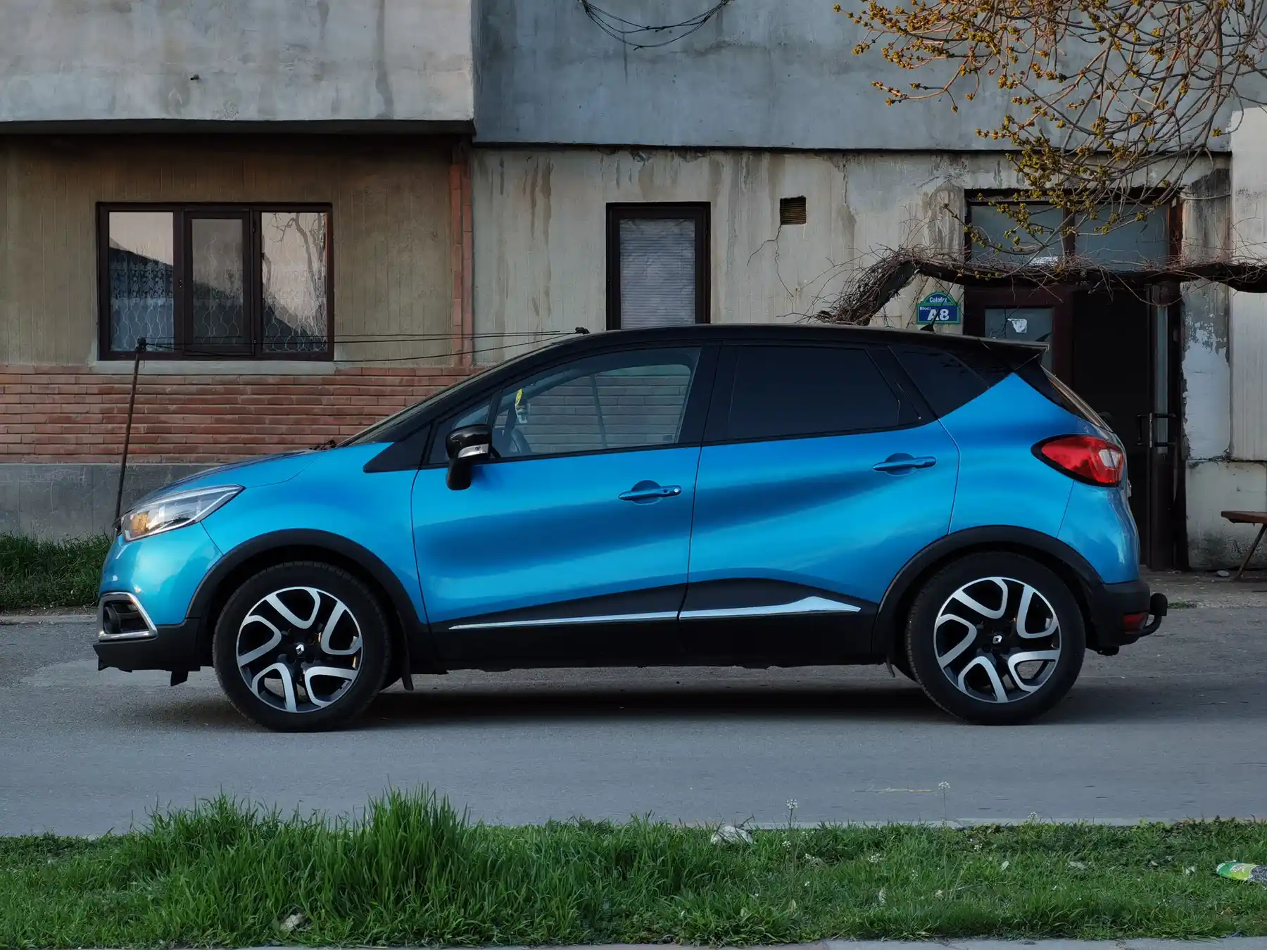 SUV compacta azul estacionada en una calle de ciudad