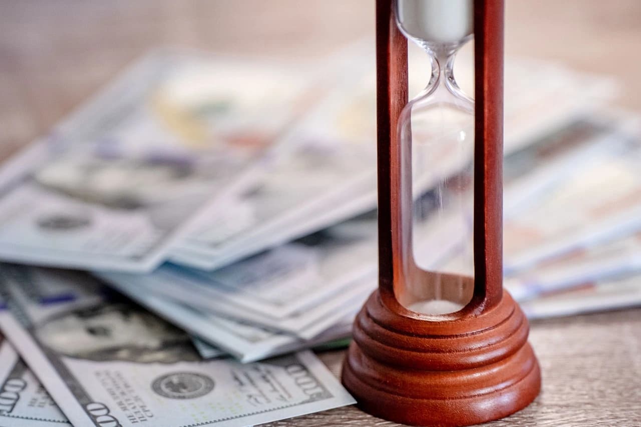 Inversor cerrando un negocio inmobiliario de forma exitosa
