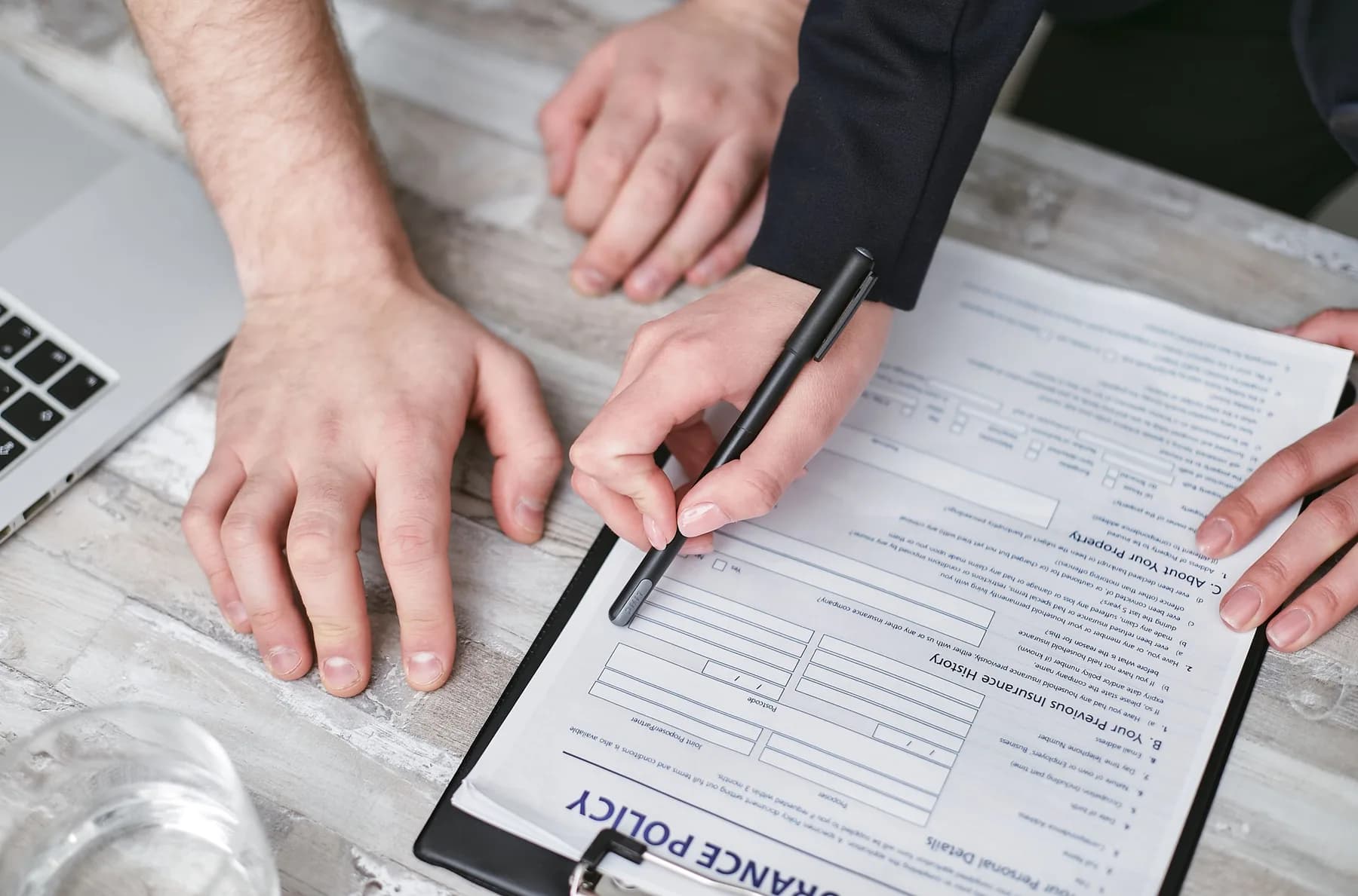 Personas revisando un documento de póliza de seguro