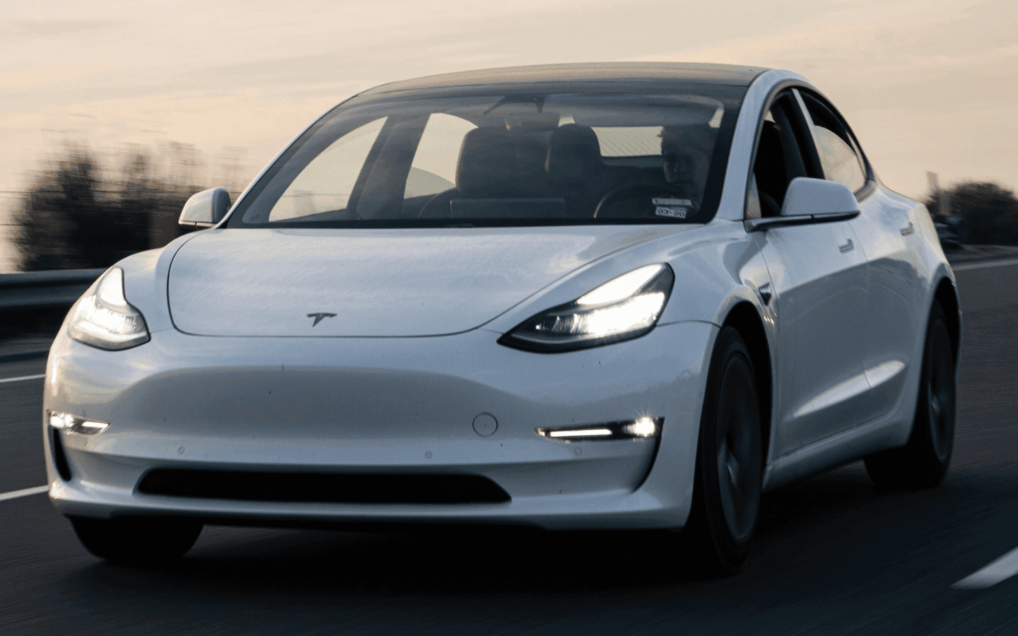 Portada: Why Your Next Car Shouldn't Be New: The 2026 Used EV Market Crash Survival Guide