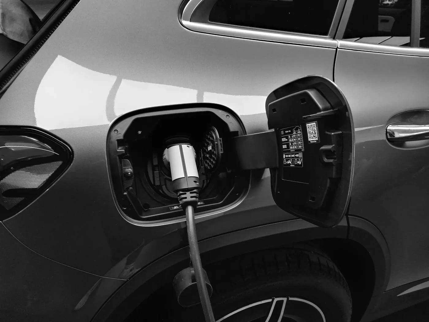 Vehículo eléctrico enchufado a un cargador