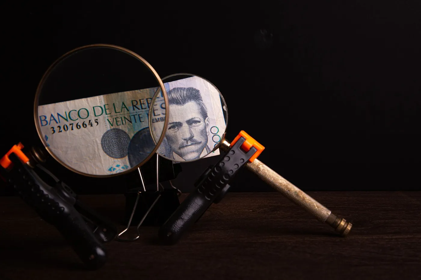 Billete colombiano bajo una lupa